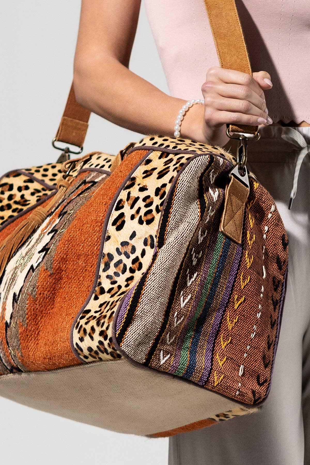 HAKUNA MATATA Bolso fin de semana Hakuna Matata con motivo étnico tejido a mano de venta al por mayor en Faire1