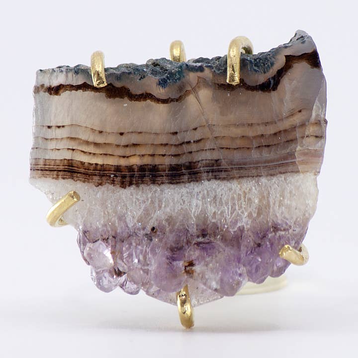 Anello Statement Regolabile in Ottone con Drusa di Ametista Naturale per la vendita all'ingrosso da parte di Sara Sela Jewelry