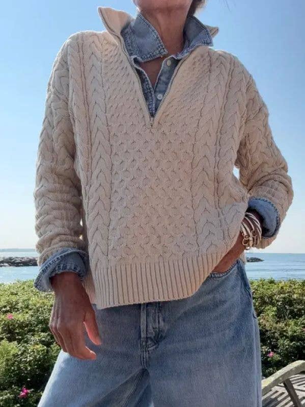 Pull à demi-zip avec drapeau câblé au dos beige pour la vente par Pink Pineapple