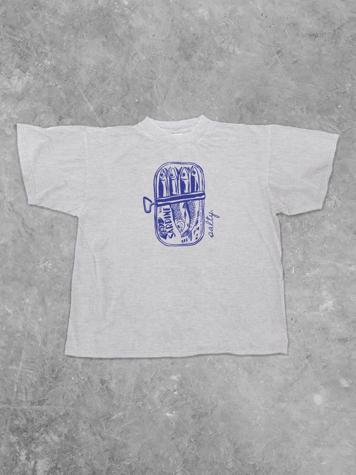 The Clandestine Underground - Vendita all'ingrosso Maglietta serigrafata - Unisex - Sardine Salate, Maglietta in Cotone Fresco con Stampa di Pesce2