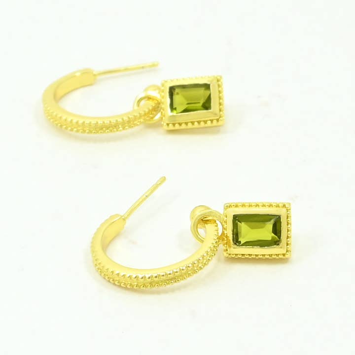 Boucle d'oreille Esme en plaqué or - Tourmaline verte pour la vente par Schmuckoo Berlin