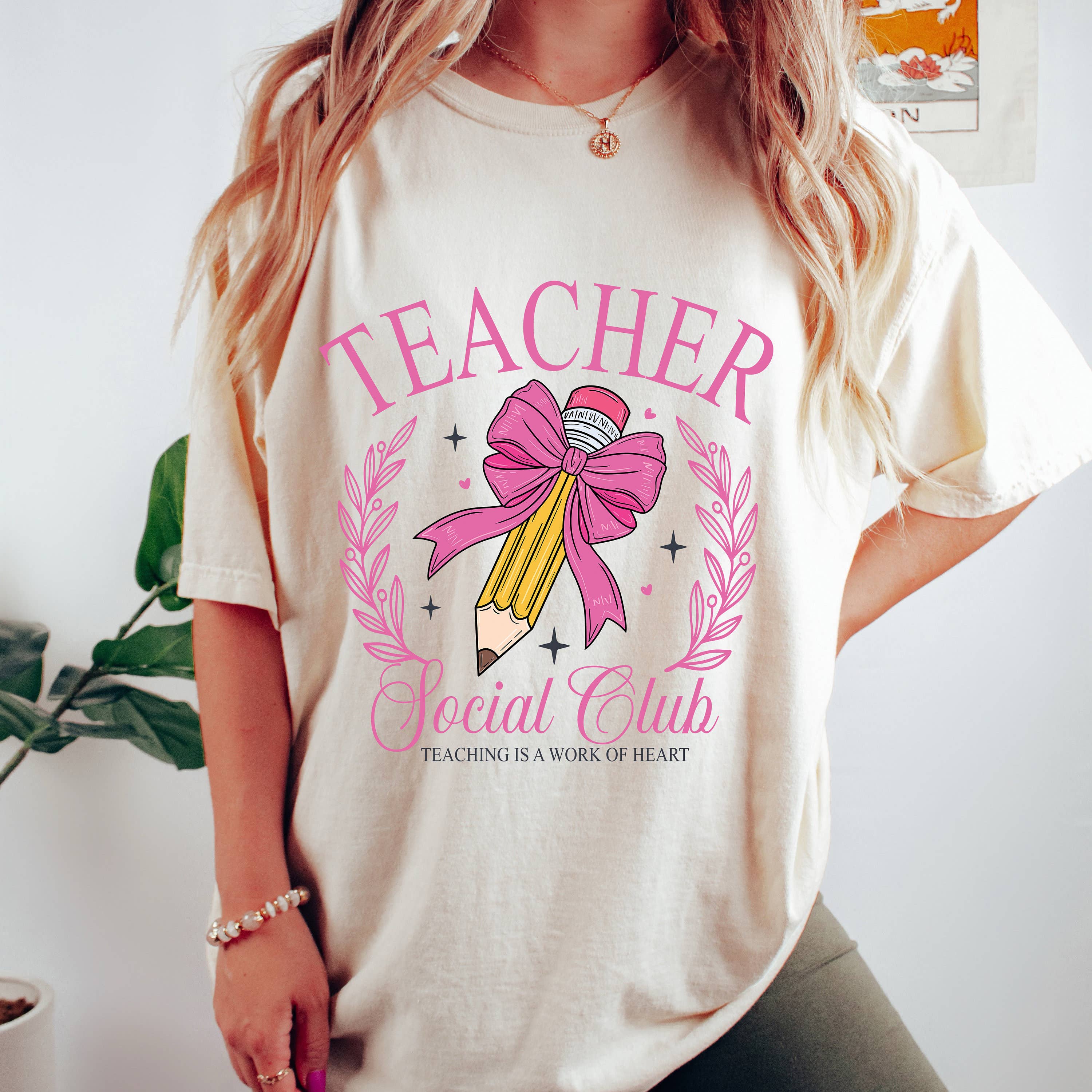 NVC Ecommerce LLC – Engroshandel Grafisk t-shirt - Dame – Coquette Teacher Social Club-skjorte, lærerblyantbue2