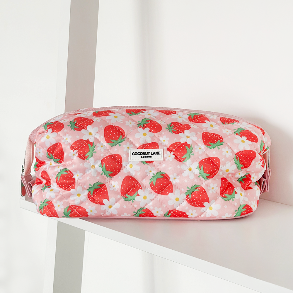 Coconut Lane - Vendita all'ingrosso Borsa per trucchi/cosmetici - Magic Lifestyle Pouch - Pochette trapuntata Berry Cute Strawberry6