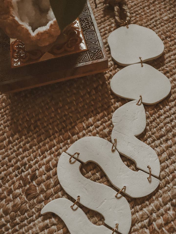 Appendiabiti da parete in argilla di serpente bianca testurizzata per la vendita all'ingrosso da parte di Rooted Reverie