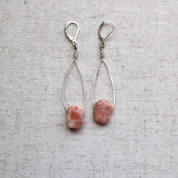 Orecchini con pietra del sole per la vendita all'ingrosso da parte di LA DE DA Jewelry