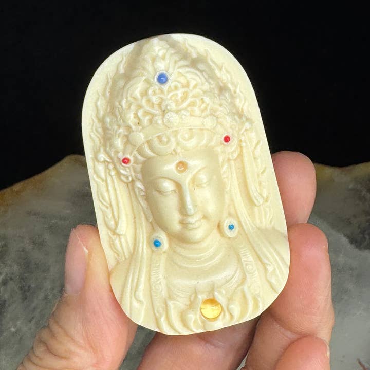 Perle gourou charme Bouddha Guan Yin sculptée en noix de palme FY90 pour la vente par The 7 Directions