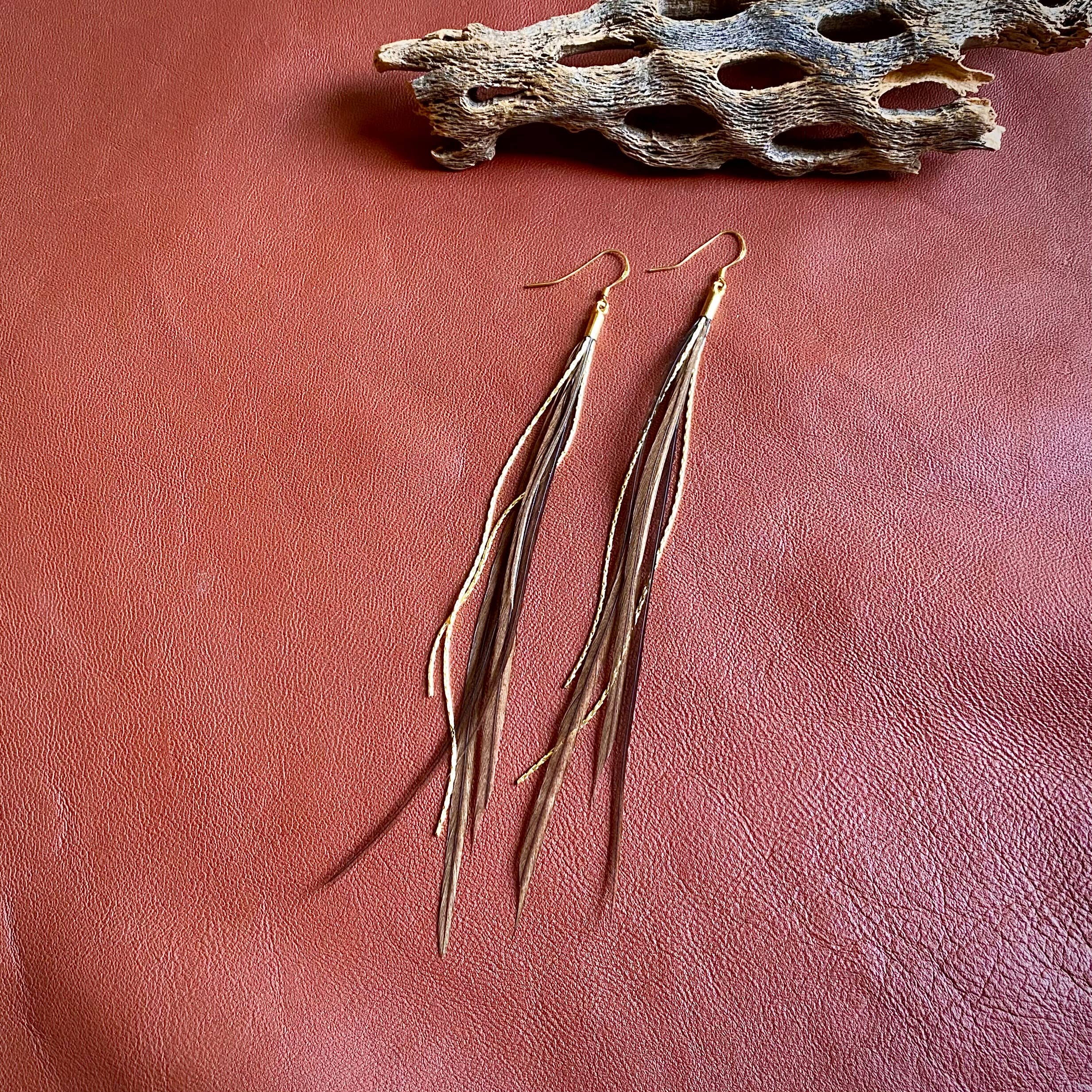 ASTALI - Vendita all'ingrosso Orecchini con nappe - Mini orecchini a forma di piuma, color tortora e oro, orecchini western in stile bohémien7