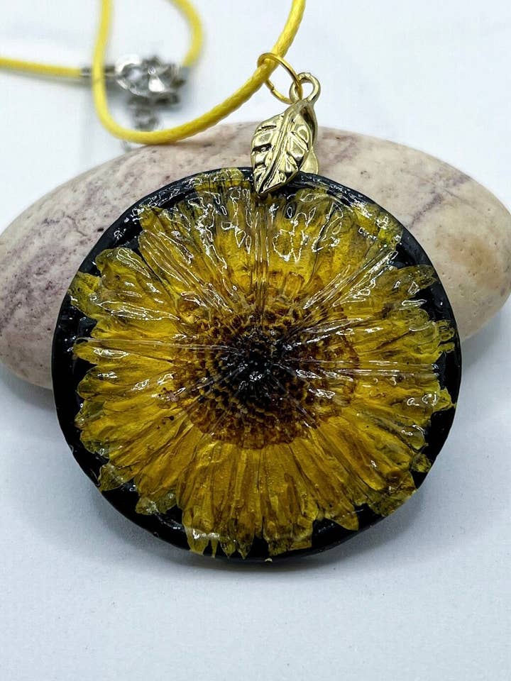 Collana simile a un vero girasole per la vendita all'ingrosso da parte di Vivian Treasury
