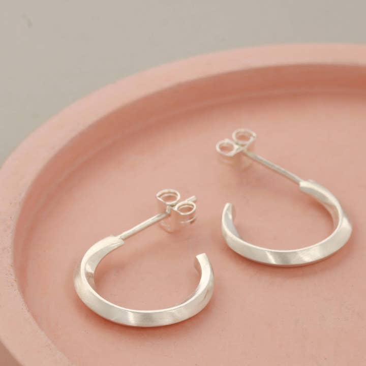 Sterling Silver curved small hoop earrings for wholesale by Louy Magroos