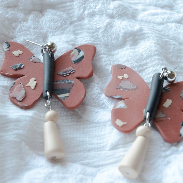 Boucles d'oreilles en perles Boho Butterfly pour la vente par Eleven Suns Jewelry