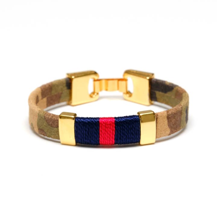 Bristol - Camo/Marine/Rouge/Doré - Bracelet en cuir pour la vente par Allison Cole Jewelry
