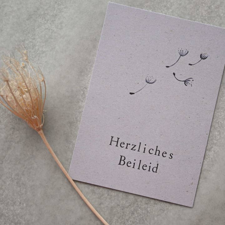 Mini kort "Hjertelig medfølelse" med illustration af mælkebøtte for engroshandel hos SAJA Design Atelier