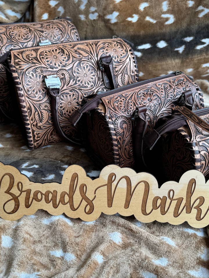 Bruine Gegraveerde Speedy Schoudertas voor wholesale door Broads Market