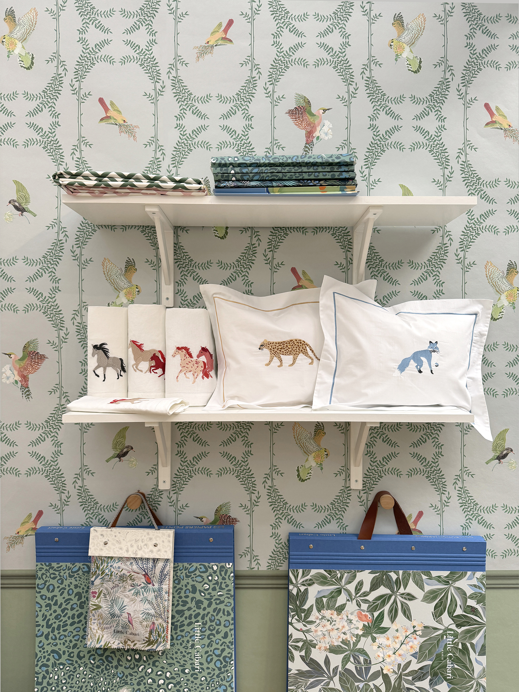 Little Cabari - Wholesale Wallpaper - ENVOLÉE wallpaper color Aubépine1