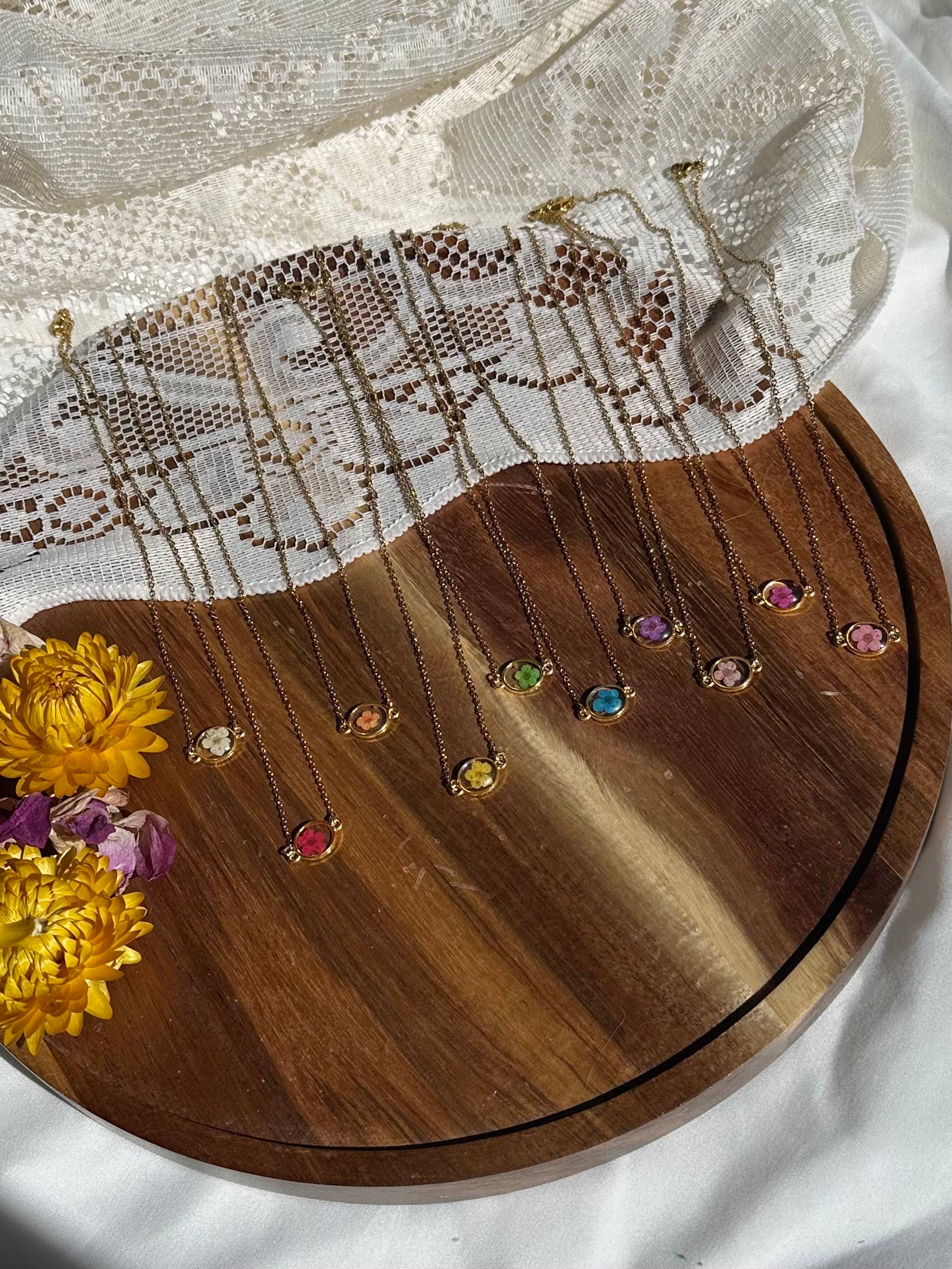 Lucky Lucky Studios – Großhandel Kette mit Anhänger/Charm – Echte Blumen-Halskette (goldene ovale Fassung)10