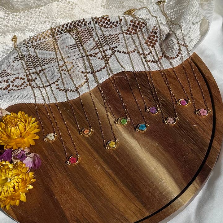 Lucky Lucky Studios – Großhandel Kette mit Anhänger/Charm – Echte Blumen-Halskette (goldene ovale Fassung)10