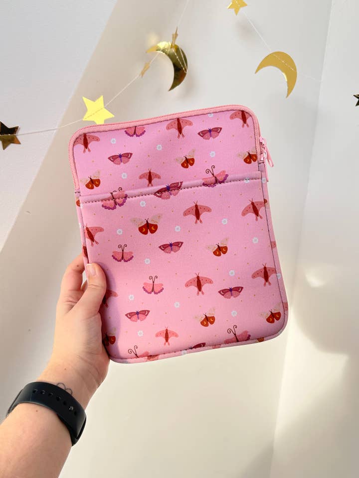 Custodia per libri, Kindle e lettori di e-book "Falena Rosa Fantasiosa" per la vendita all'ingrosso da parte di Adore Your Jewellery