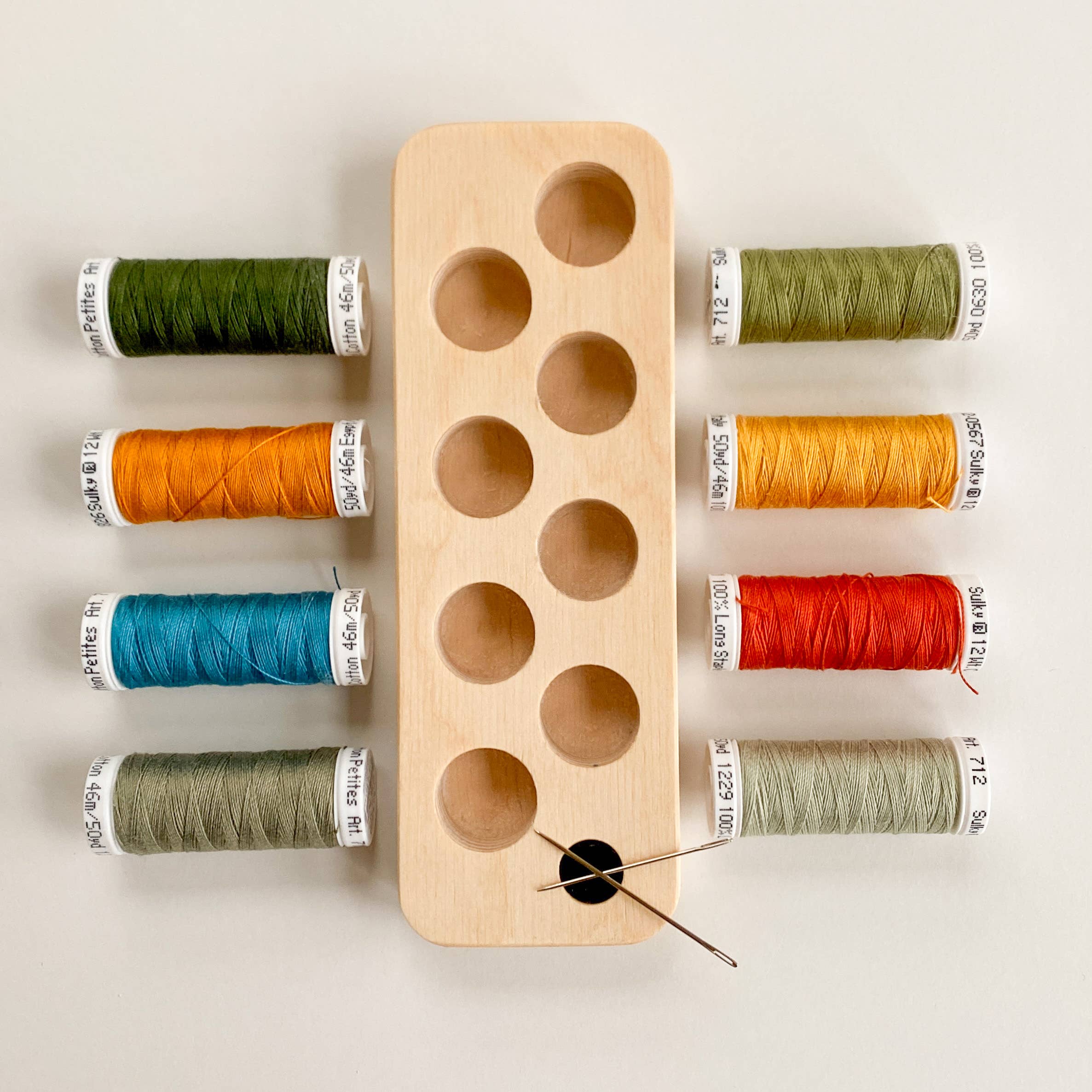 Modern Hoopla – Großhandel Kreuzstich-/Stickzubehör – Holzständer für Sulky Petites Kunststoff-Garnspulen2