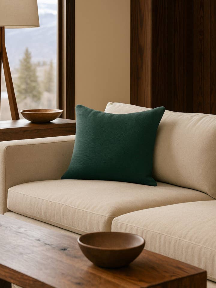 Coussins en lin émeraude si doux pour la vente par Anaya Home