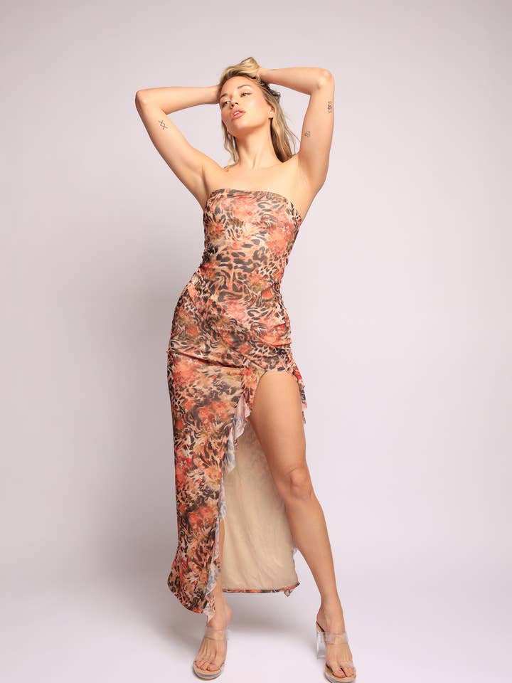 Strapless maxi-jurk met één open been en ruches. voor wholesale door Viviara