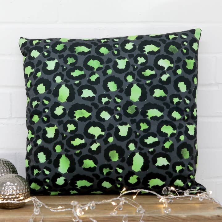 Coussin en velours à imprimé léopard vert et noir pour la vente par Kitsch Republic
