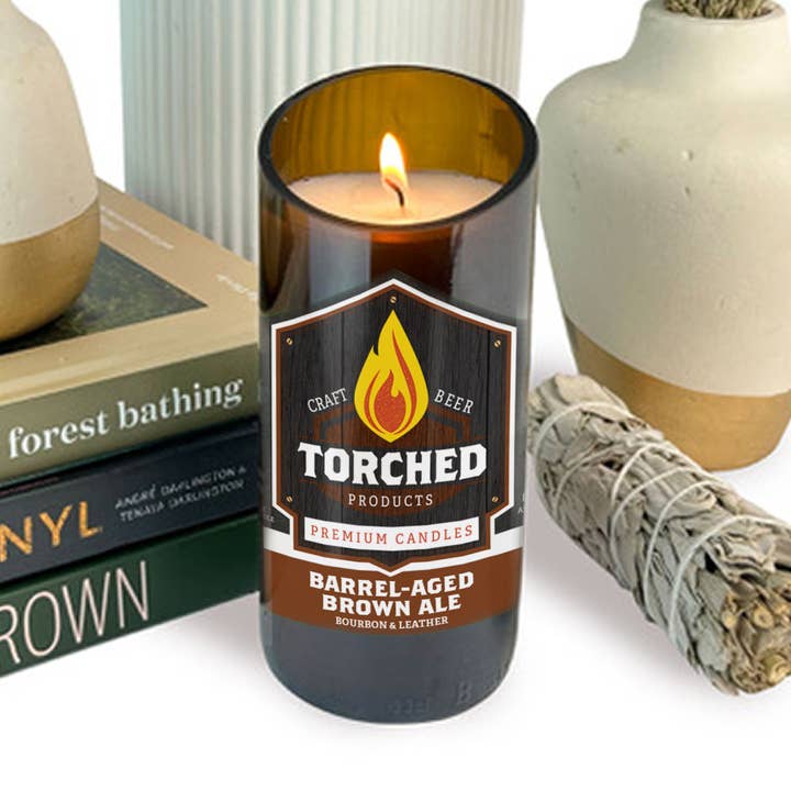 abgefackelte Bierflaschenkerze 8 oz - Brown Ale im Fass für den Großhandel von Torched Products