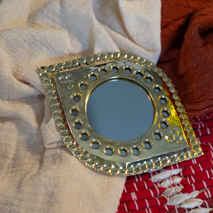 Specchio marocchino piccolo in ottone con fori per gli occhi per la vendita all'ingrosso da parte di Mamie Bohéme