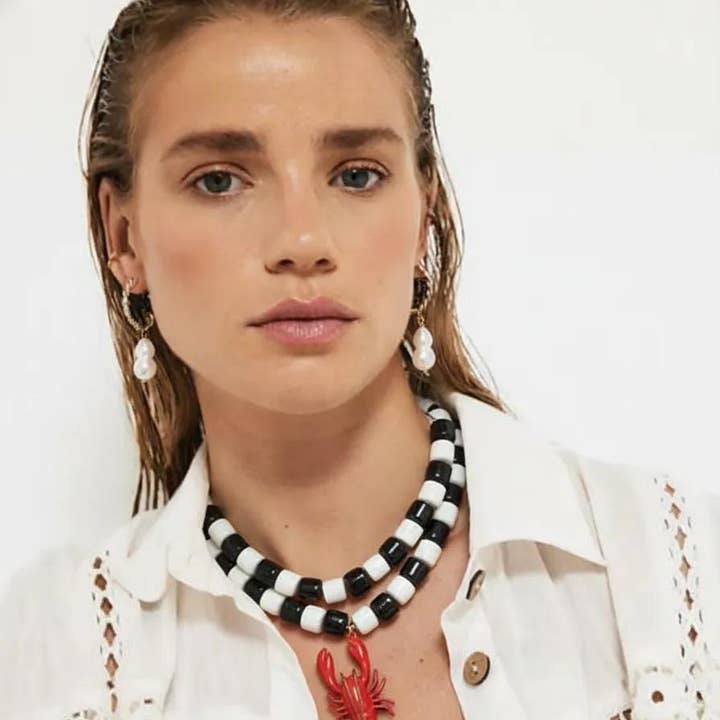 Lloyd Lobster tvåradigt statementhalsband i emaljerat harts för wholesale av HoopLa