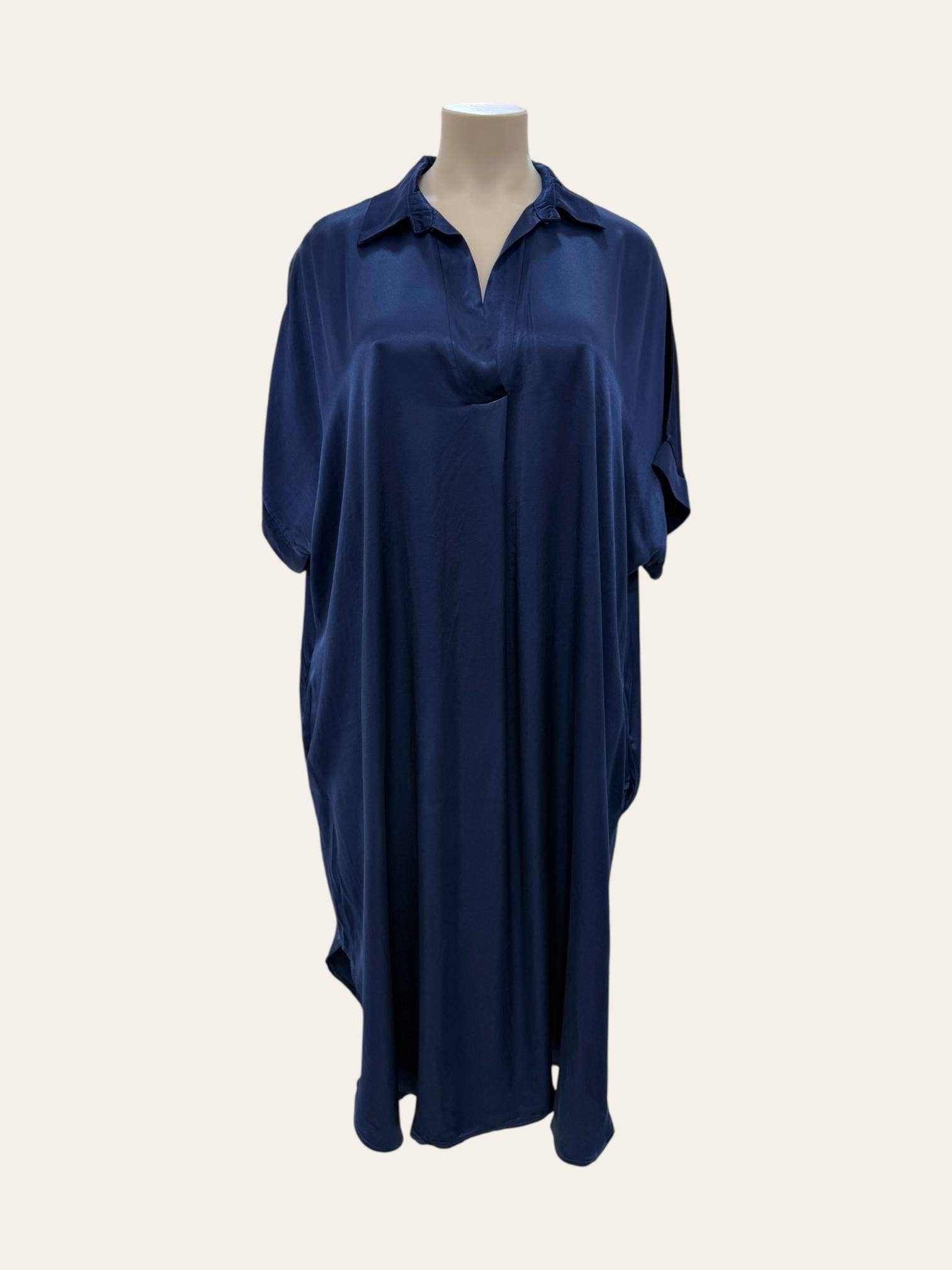 C'MELODIE - Wholesale Jurk - Dames - Losvallende plus size jurk met polo kraag van dikke satijn - model 89053