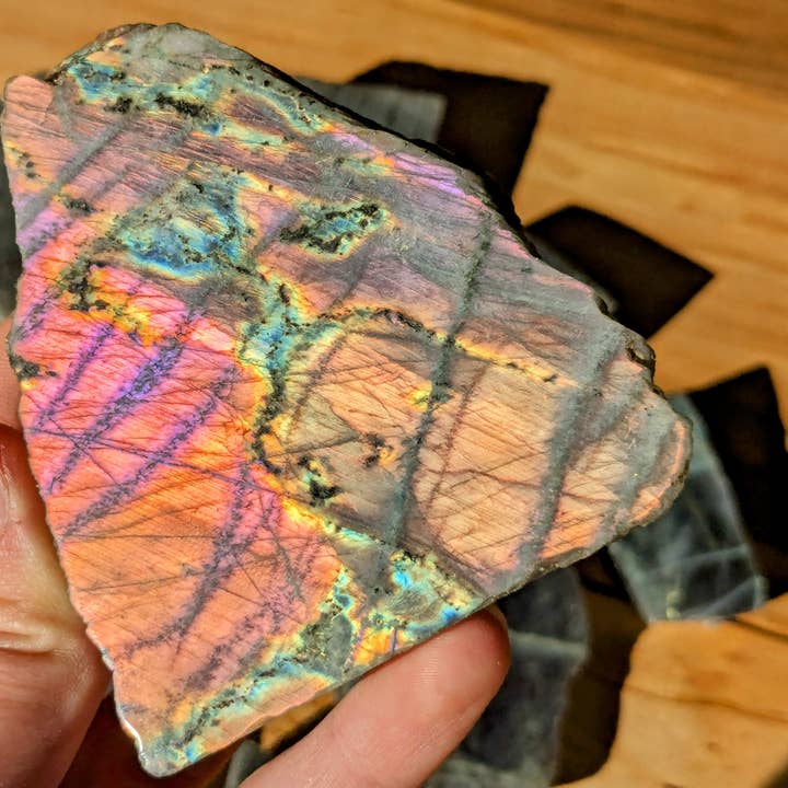 Labradorit lila, 1 sida polerad AAA-blixt! - 1-6 KG Partier för wholesale av Jensen Rocks