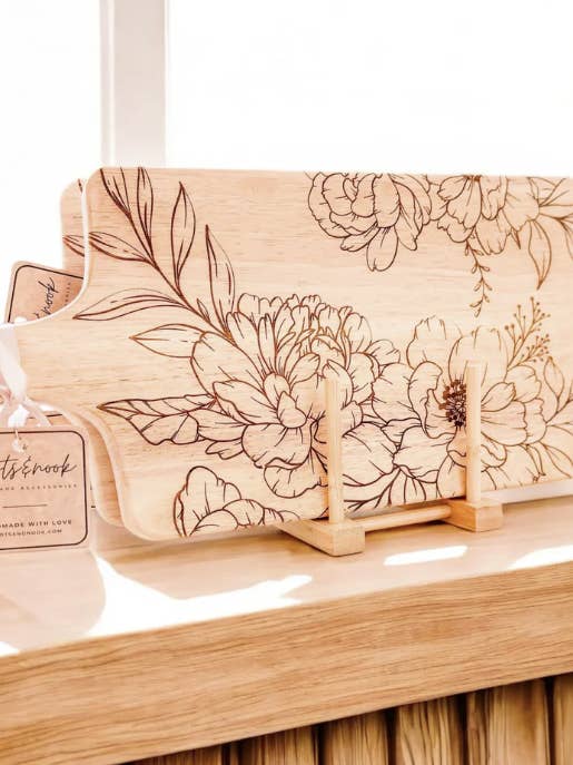 PLANCHE DE SERVICE GRAVÉE FLORALE PIVOINE pour la vente par KNOTS + NOOK