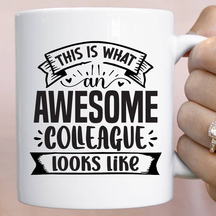 Mug This Is What An Awesome Collegue Looks Like pour la vente par Mug Boss Inc.