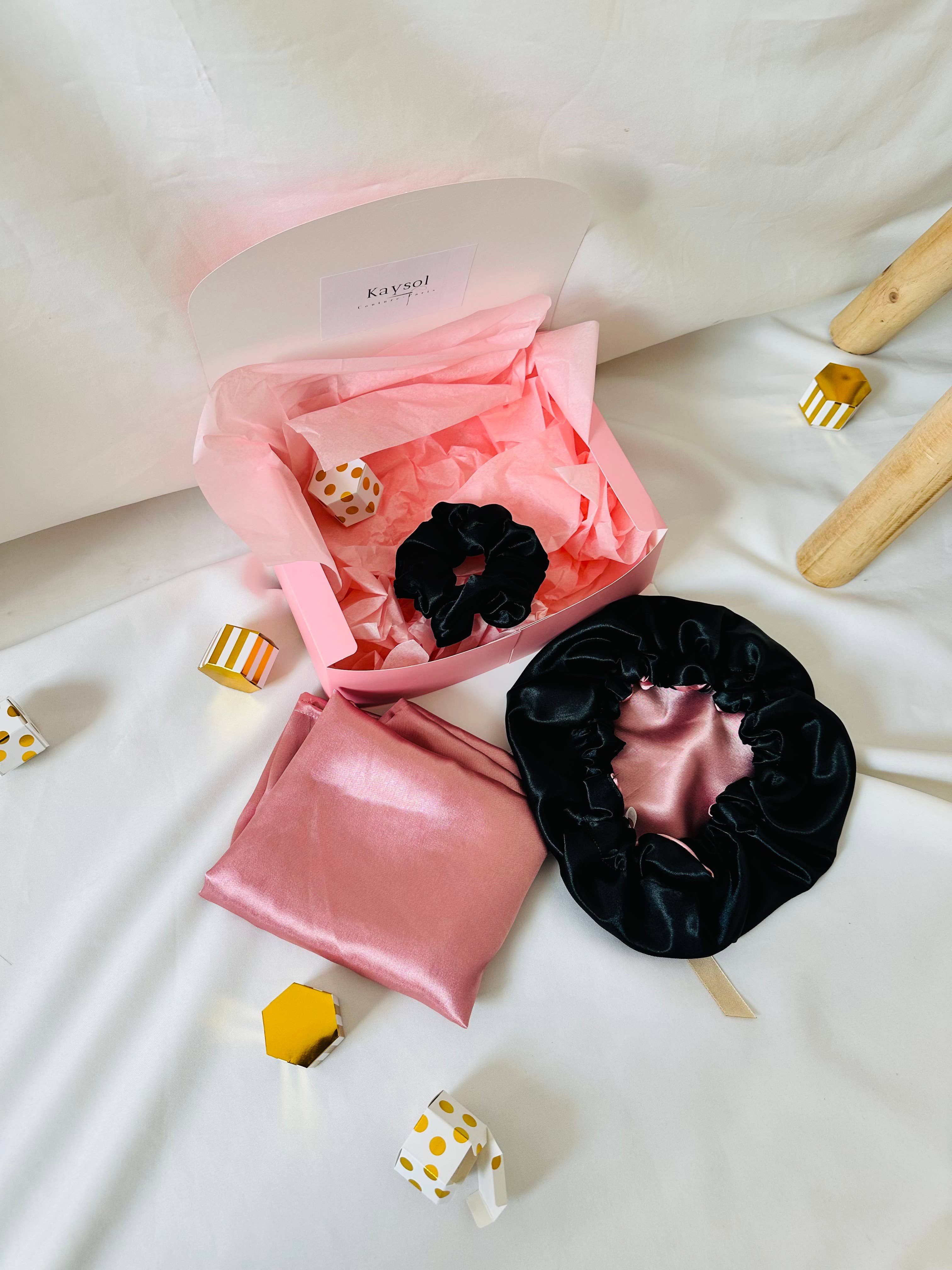 KaysolCouture® - Vendita all'ingrosso Federe/copricuscino - Set da scatola con federa, cappello e elastico in raso rosa nudo5