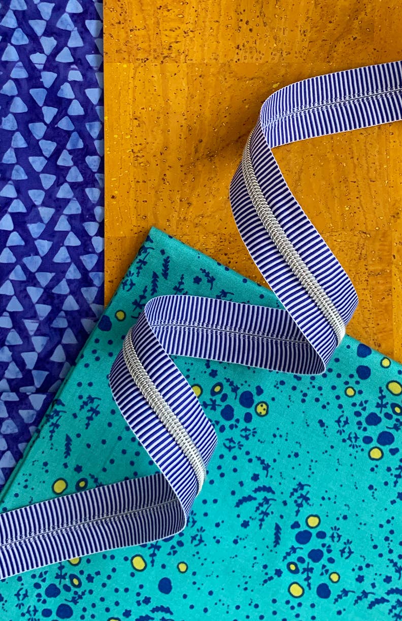 Sassafras Lane Designs - Vendita all'ingrosso Attrezzature per lavoretti e fai da te - Nastro con cerniera a strisce blu con denti in nichel1