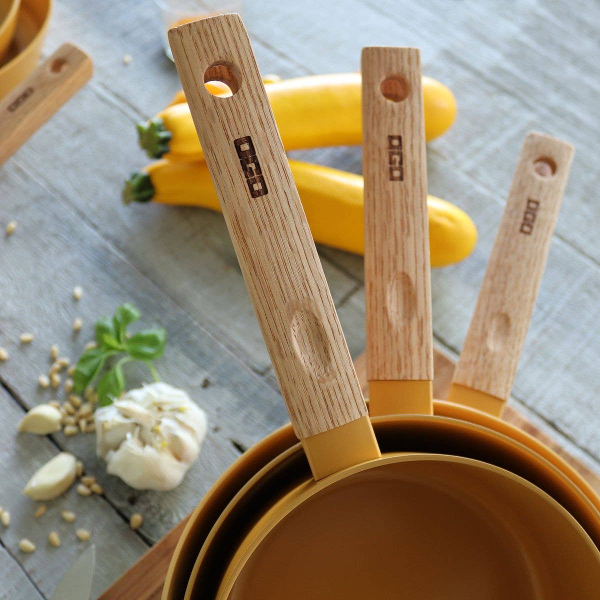 Ogo living – Großhandel Kasserollen – 20-cm-Vektor-Topf aus gelbem Aluminium mit Holzgriff1