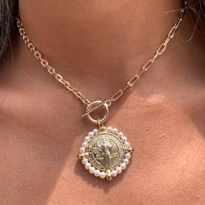 Vergoldete Benediktus-Halskette mit Perlenmünze – Glaubensschmuck für den Großhandel von Mali Beads