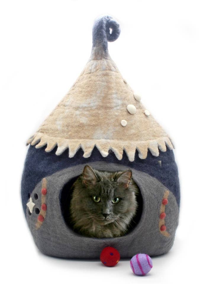 Lit pour chat en feutre de laine - Cabane moderne - Grotte chaude pour chat - Pure laine pour la vente par Woollyfelt