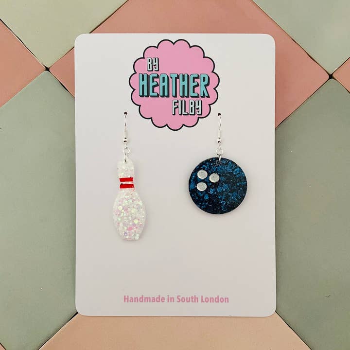 Orecchini con brillantini a forma di palla da bowling e skittle per la vendita all'ingrosso da parte di By Heather Filby