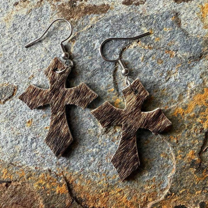 Orecchini a croce in pelle bovina per la vendita all'ingrosso da parte di Wild Mountain Silver
