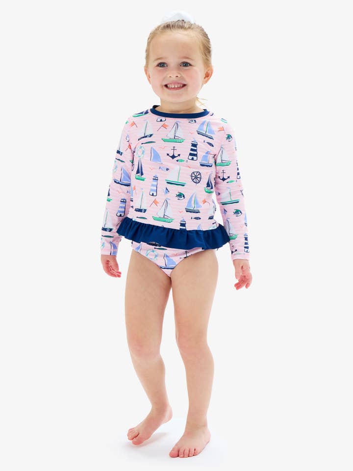 Maillot de bain 2 pièces avec protection anti-UV à manches longues et volants signature à l'arrière pour filles, rose Sweet Sails. pour la vente par RuffleButts + RuggedButts