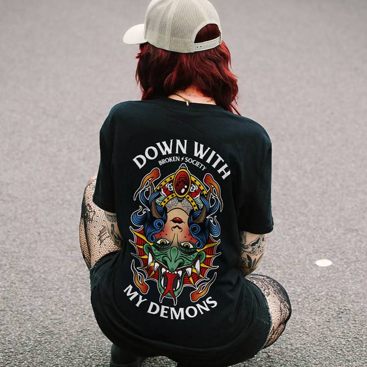 Camiseta Unissexo "Os Meus Demónios Estão Em Baixa" por atacado de Broken Society