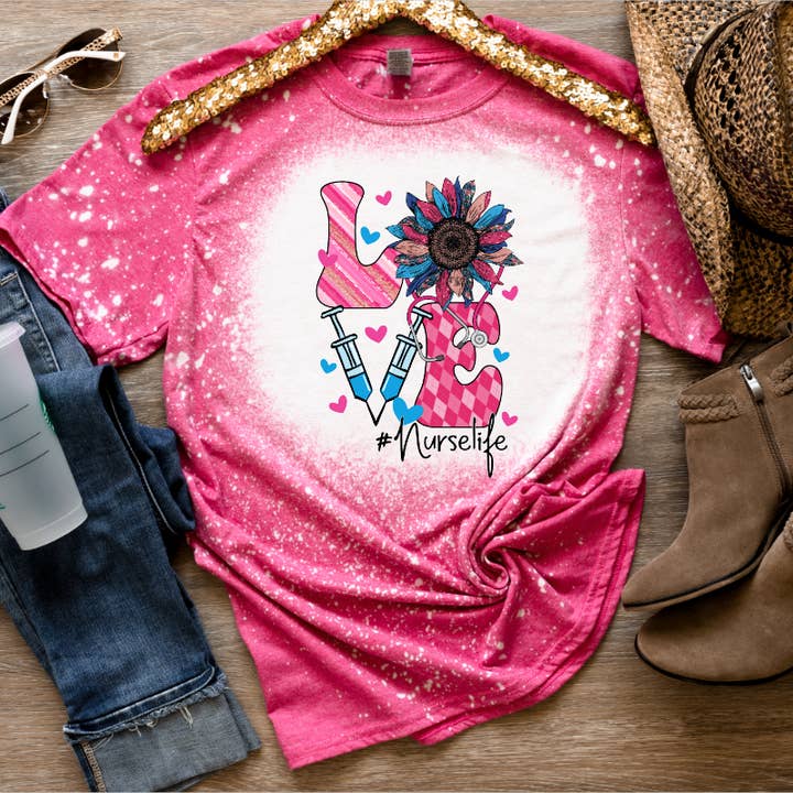 T-shirt graphique blanchi pour femmes, Nurse Life pour la vente par Crafty Mamas Creationz