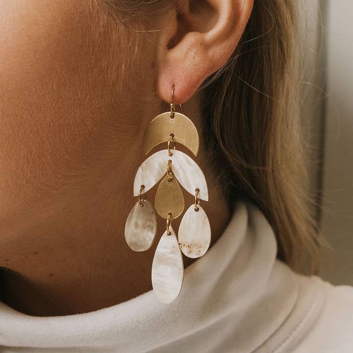 Matr Boomie Fair Trade – wholesale Hängande örhängen – Madhu Teardrop ljuskrona örhängen - snidade horn