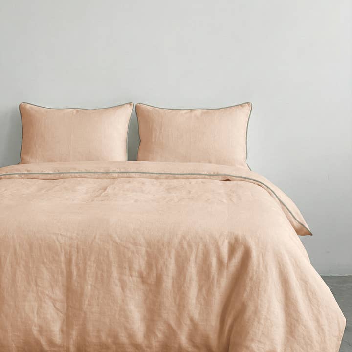 Ensemble de housse de couette en lin brésilien sable / sauge avec passepoil pour la vente par Linen Tales (We cover U.S. import duties)