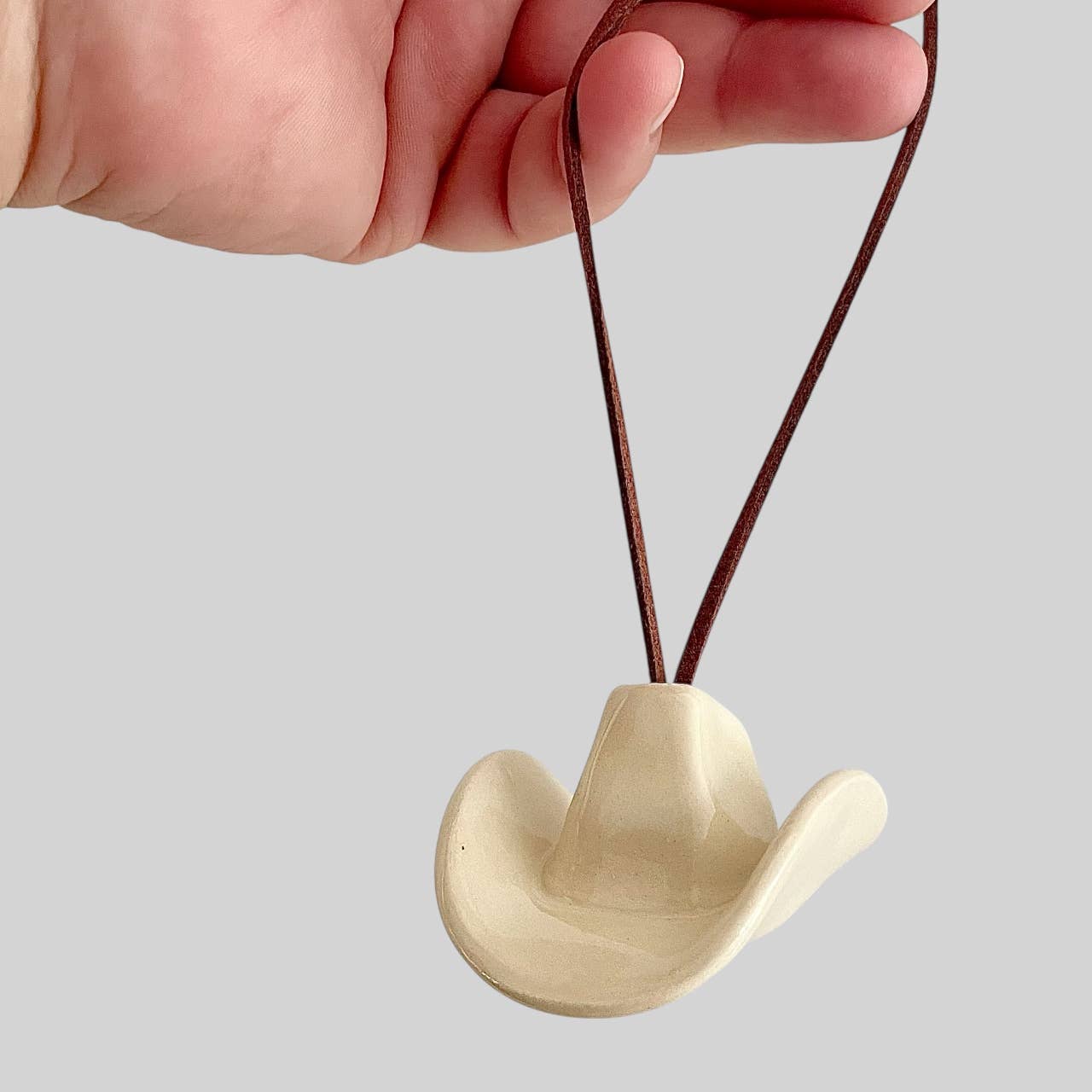 Mudpuppy Ceramic Studio - Wholesale Ornament - Ceramic Cowboy Hat Ornament — Clear Parchment1