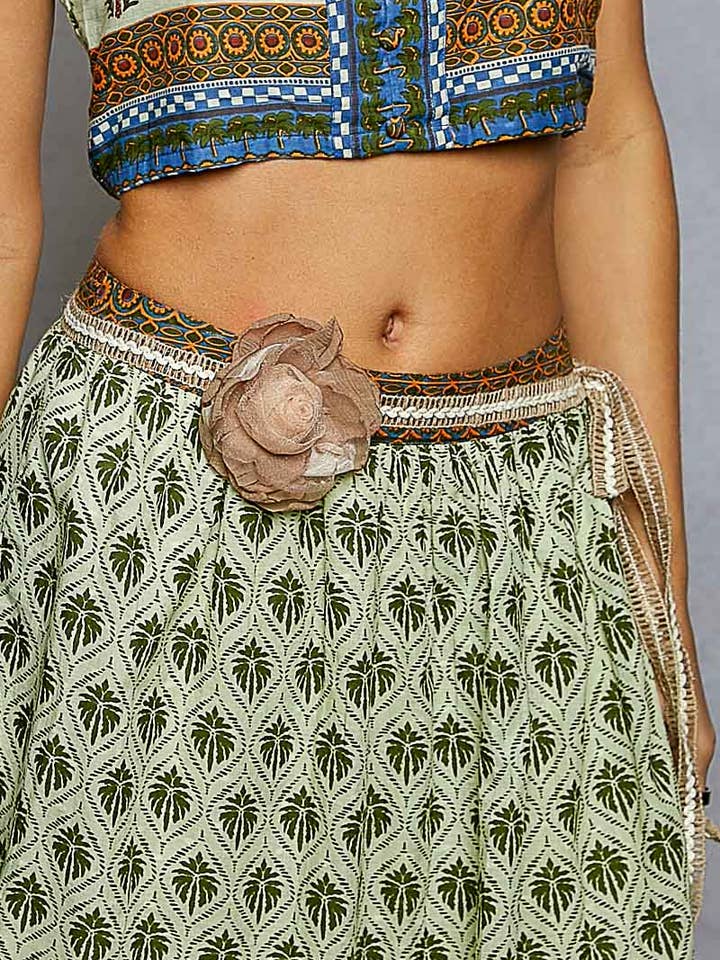 Ceinture à ruban avec accent rose bohème pour la vente par Pol Clothing