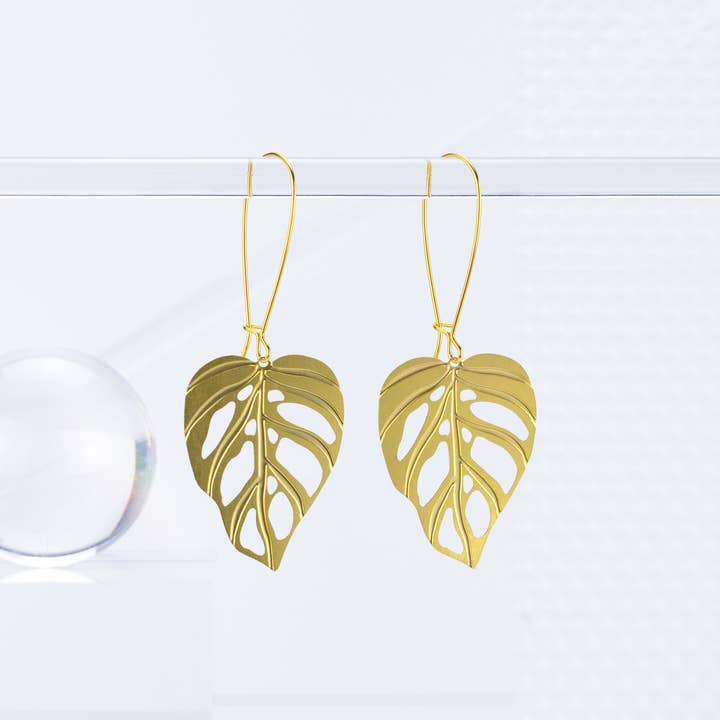 A Tea Leaf Jewelry - Wholesale Dangle Earrings - Monstera Adansonii Leaf Earrings1