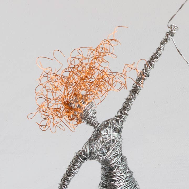 Haritopoulou - Wholesale Beeldje/beeldhouwwerk - Krullend haar vrouwenfiguur met vlieger, Vrouwendraadsculptuur2