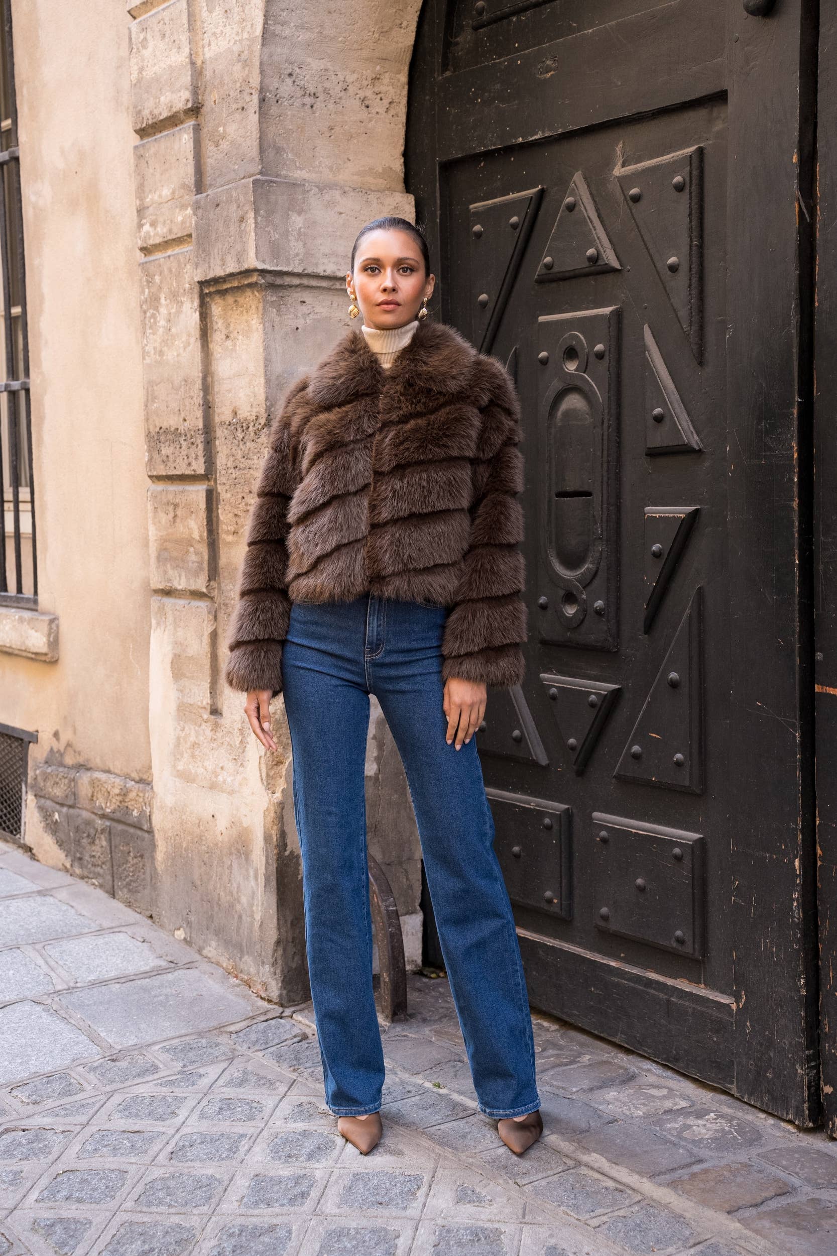 Attentif Paris - Wholesale Fur/Faux Fur Coat - Women's - Short faux fur coat with long hair and oblique stripes20