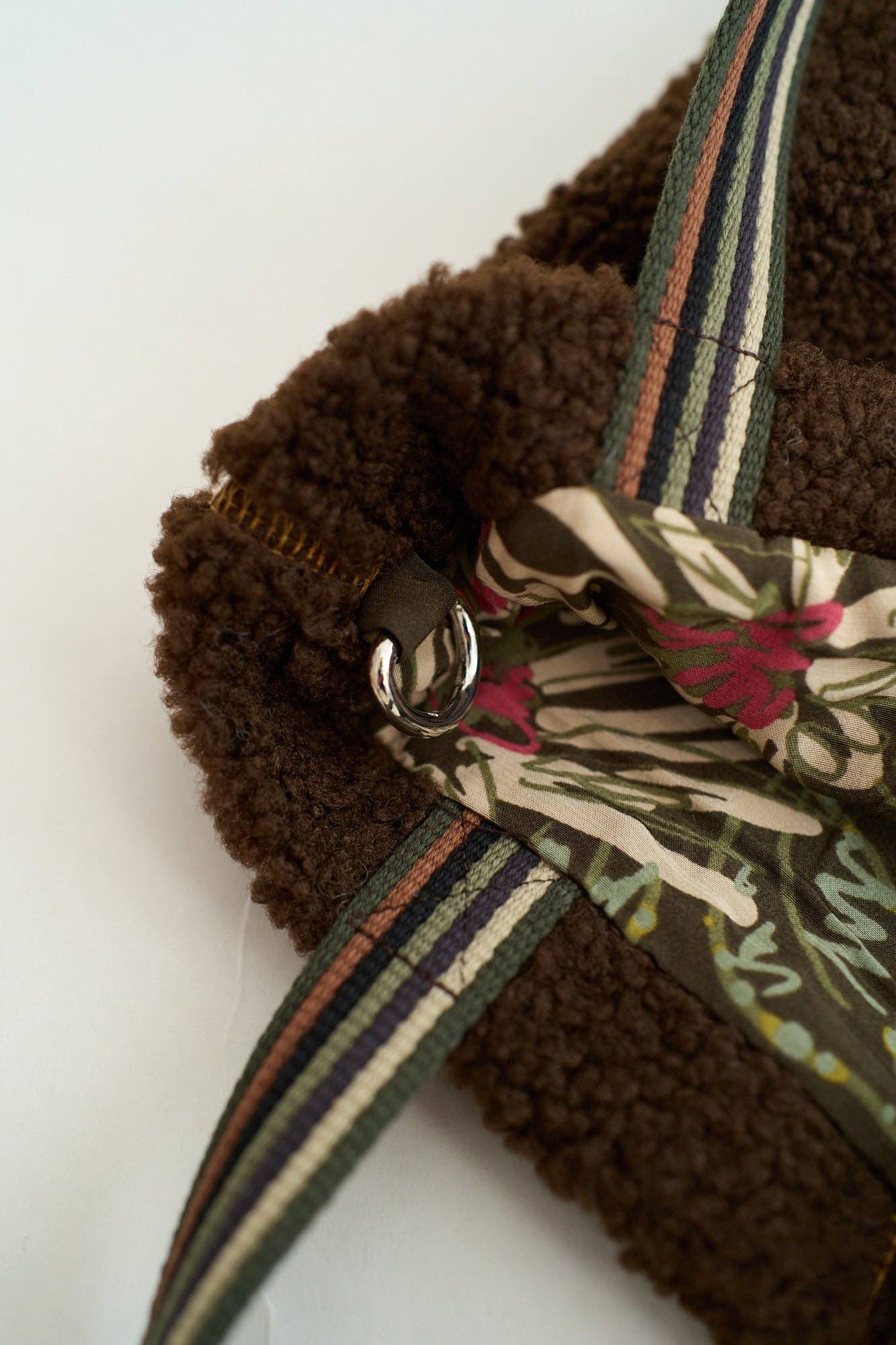 Schokolade „Pan Pan“ Shearling-Tragetasche - Schokolade für den Großhandel auf Faire6